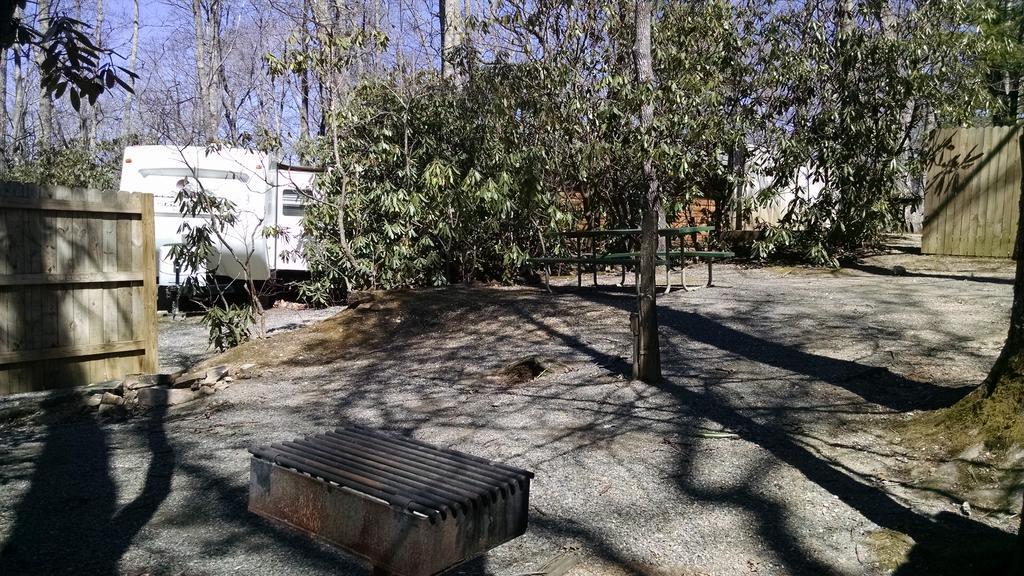 Linville Falls Campground, Rv Park, And Cabins Exterior photo